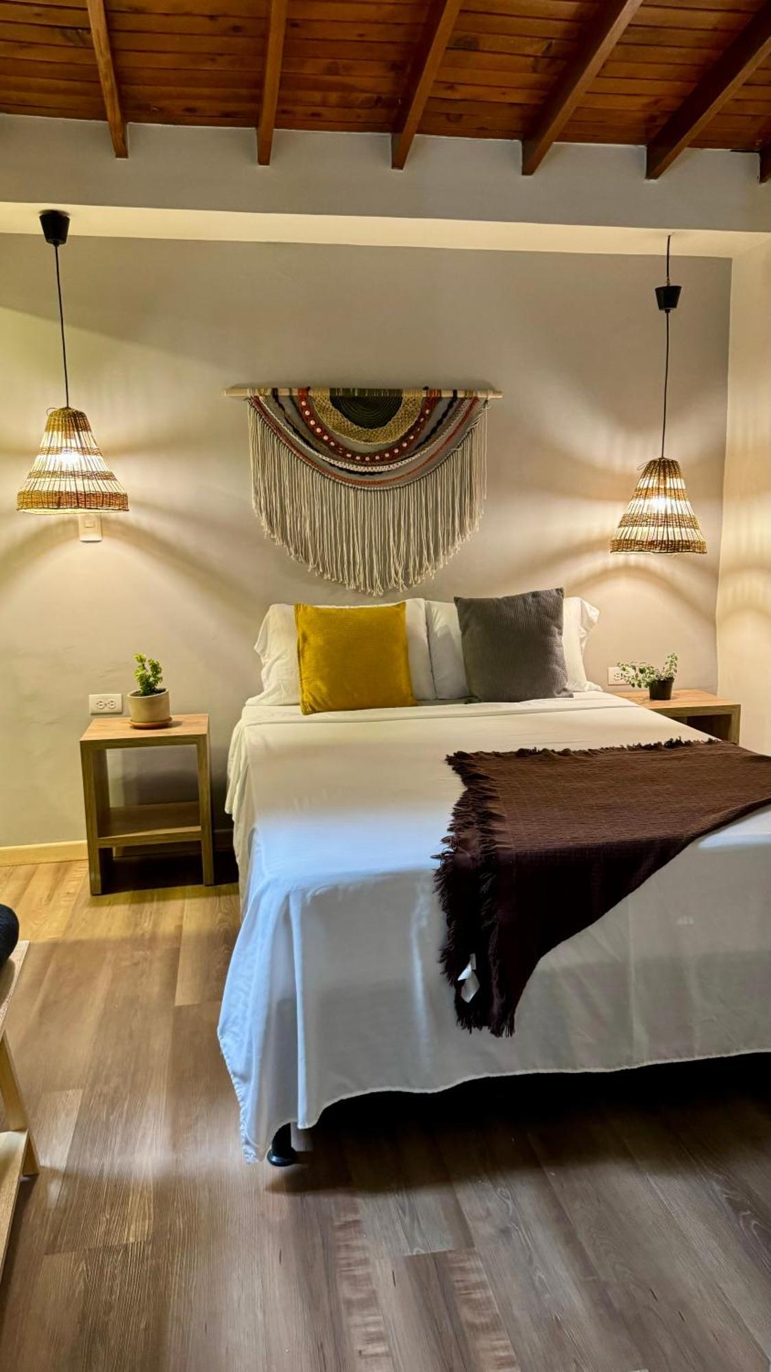 Luum Casa Hotel Manila Медельин Экстерьер фото