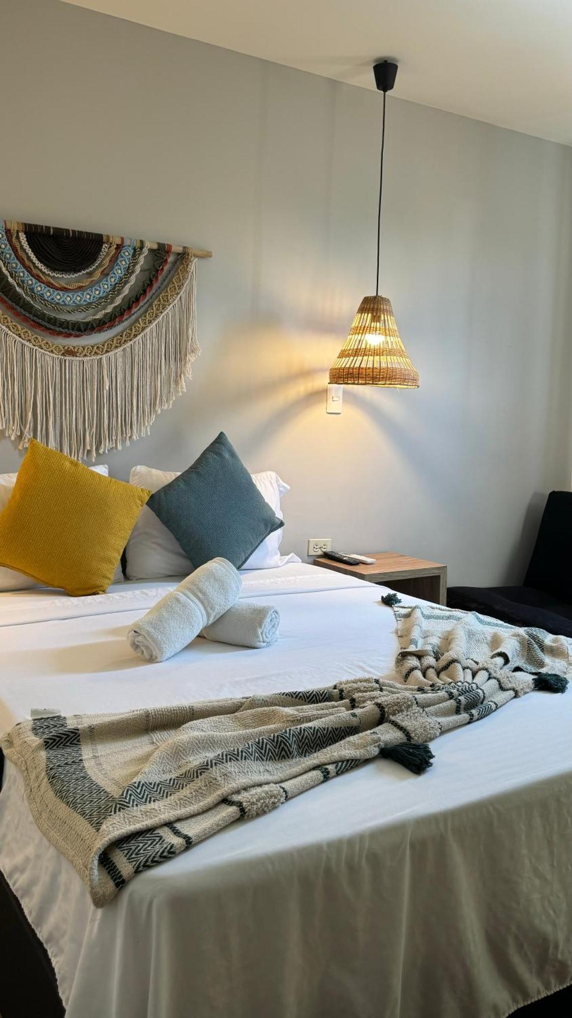 Luum Casa Hotel Manila Медельин Экстерьер фото